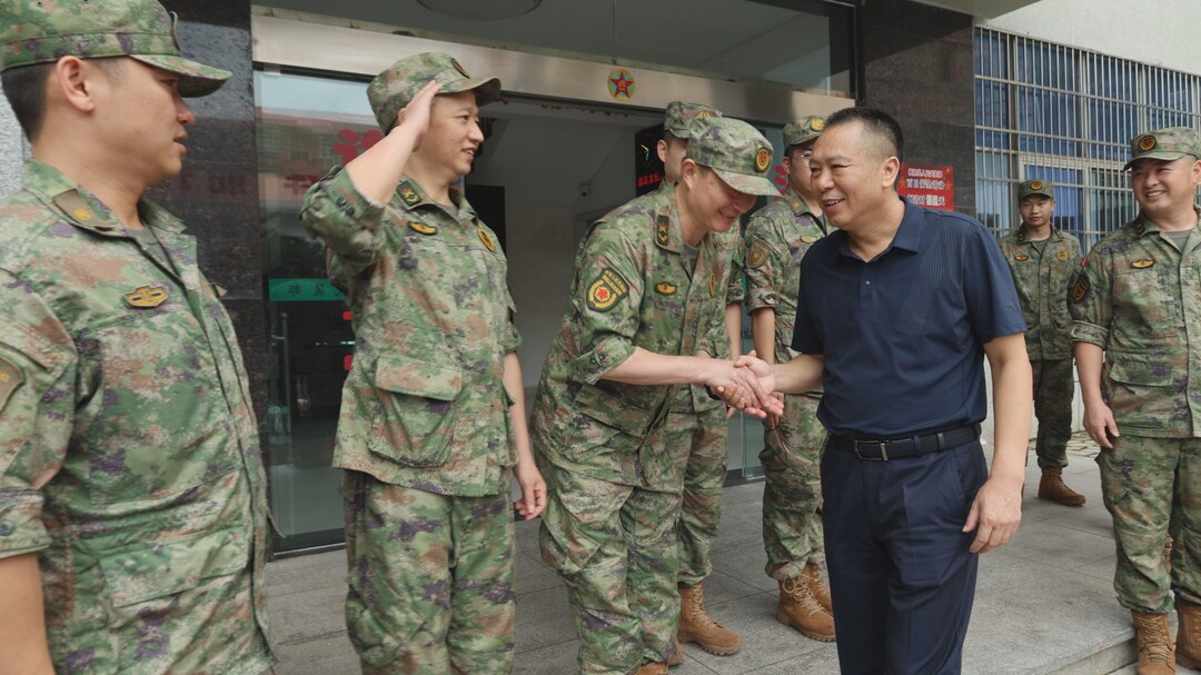 曾建華“八一”建軍節(jié)前走訪慰問駐縣部隊(duì)官兵和消防指戰(zhàn)員