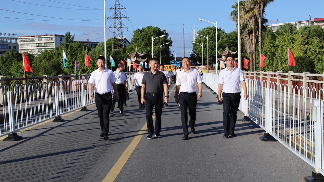 縣城管執(zhí)法局：拆除橋梁市政設(shè)施 助力向陽大橋維修加固施工