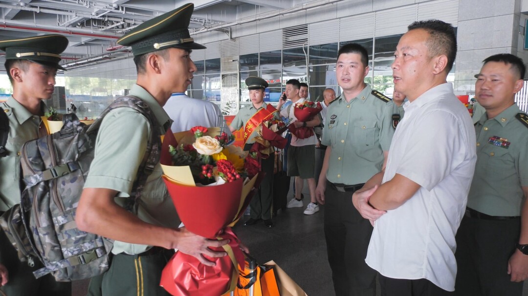 我縣舉行退役軍人返鄉(xiāng)歡迎儀式