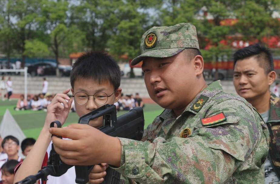 全民国防教育月丨国防教育进校园 点燃少年强国梦