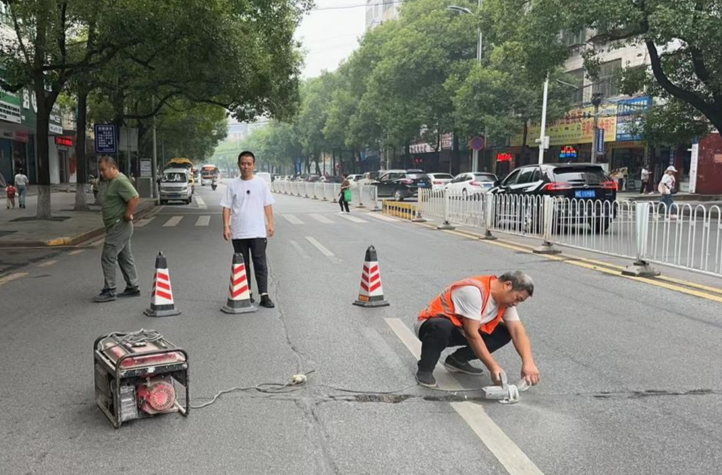 县城管执法局：节前维修城区路 献礼国庆畅通行