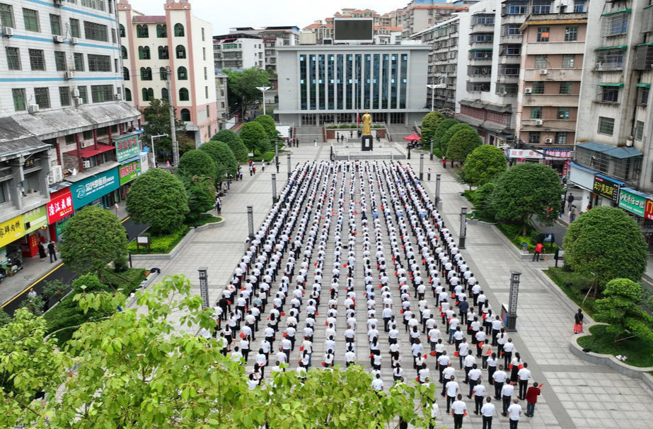 我县举行庆祝新中国成立75周年升国旗仪式   曾建华讲话  孙浩主持