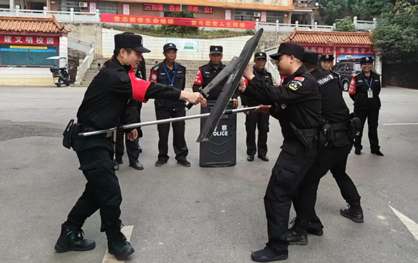 衡阳县蒸阳学校：巡特警进校园开展反恐防暴应急演练活动