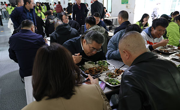 钟斌到县四中督查校园食品安全工作