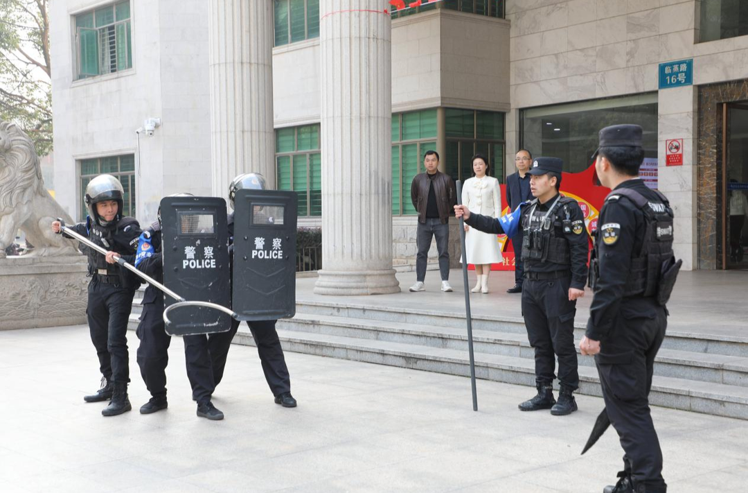 以演促练 以练筑防丨税警联动开展防暴演练