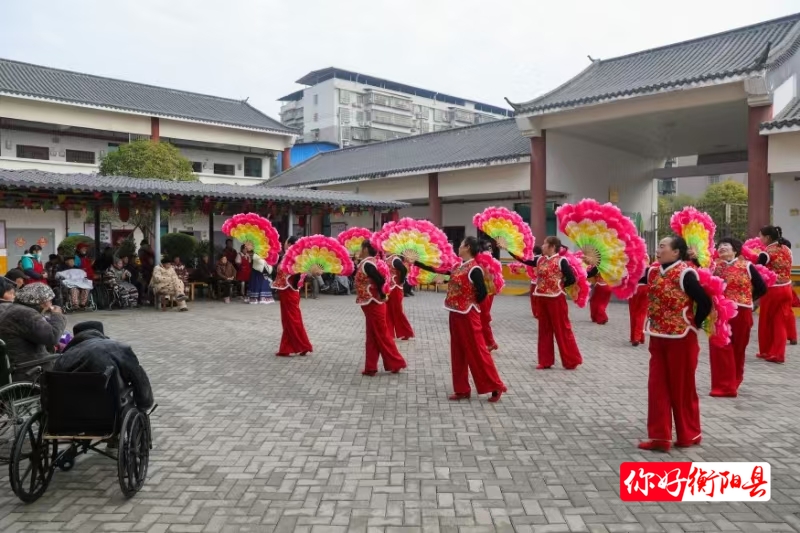 衡阳县女子鼓舞乐队敬老院献艺，18个节目温暖老人心