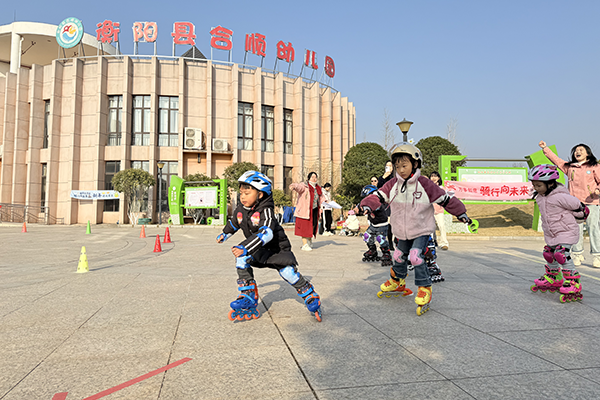 衡阳县合顺幼儿园：萌娃庆元旦  骑行向未来