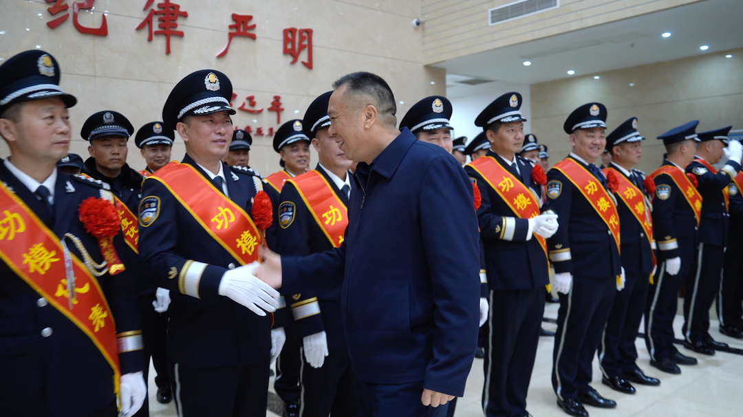 我县举行庆祝第五个中国人民警察节主题活动 曾建华看望慰问公安功模并讲话 孙浩参加