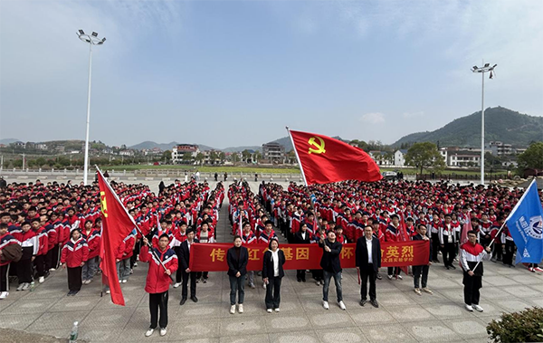 衡阳县文昌实验学校开展“祭奠革命先烈，传承红色基因”千人万步徒步活动