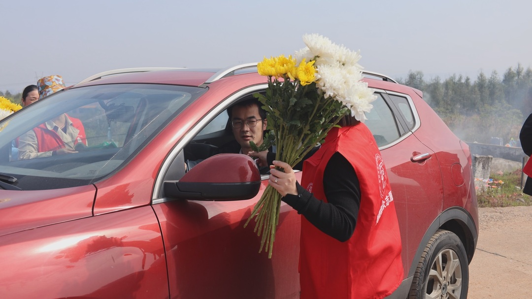 我们的节日·清明丨西渡镇：鲜花换纸钱，文明祭扫更“清明”