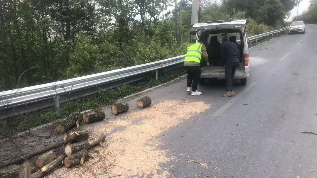 狂风肆虐！公路人坚守岗位保畅通护平安