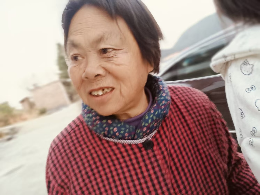 洪市一老奶奶走失 家人急寻 拜请大家转发寻人