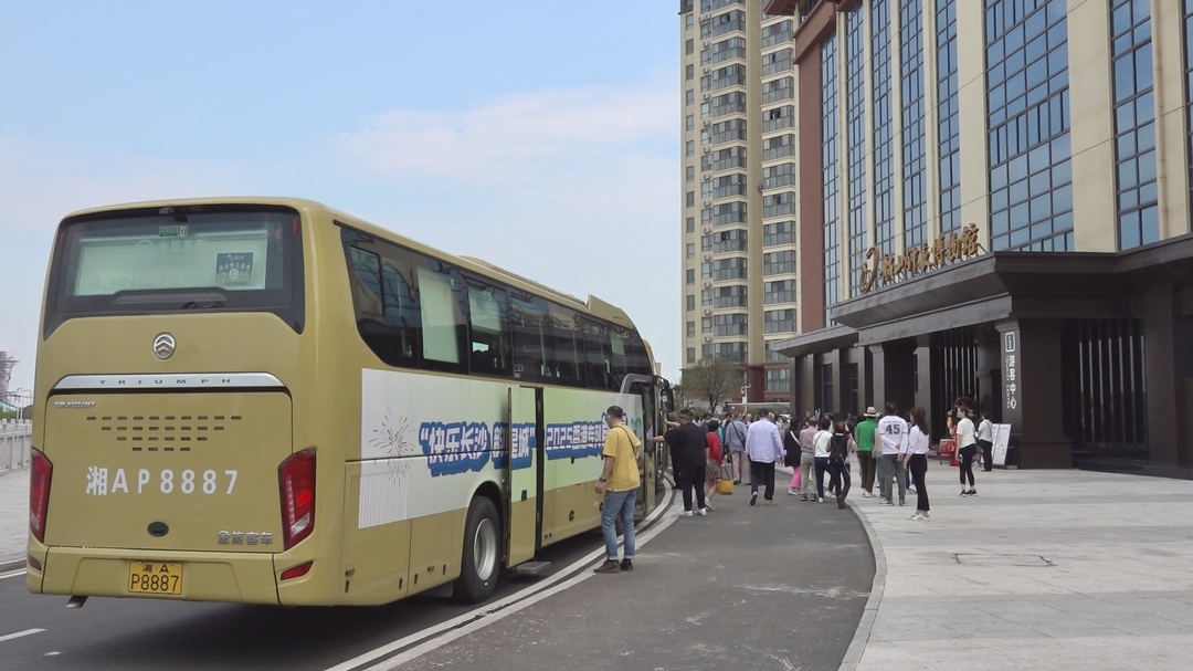 2025香港专列首发团抵达我县，400名港人共赴一场“时间之旅”