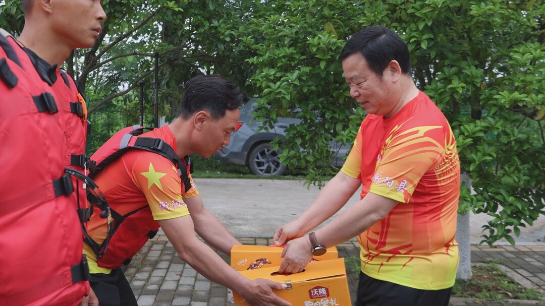 蔣小陽看望慰問集訓(xùn)備戰(zhàn)的玉麟雄風(fēng)龍舟隊(duì)隊(duì)員