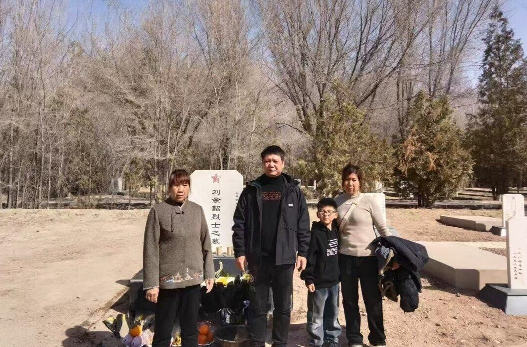 跨越八千里的思念——衡陽縣烈士母親赴新疆馬蘭陵園祭掃