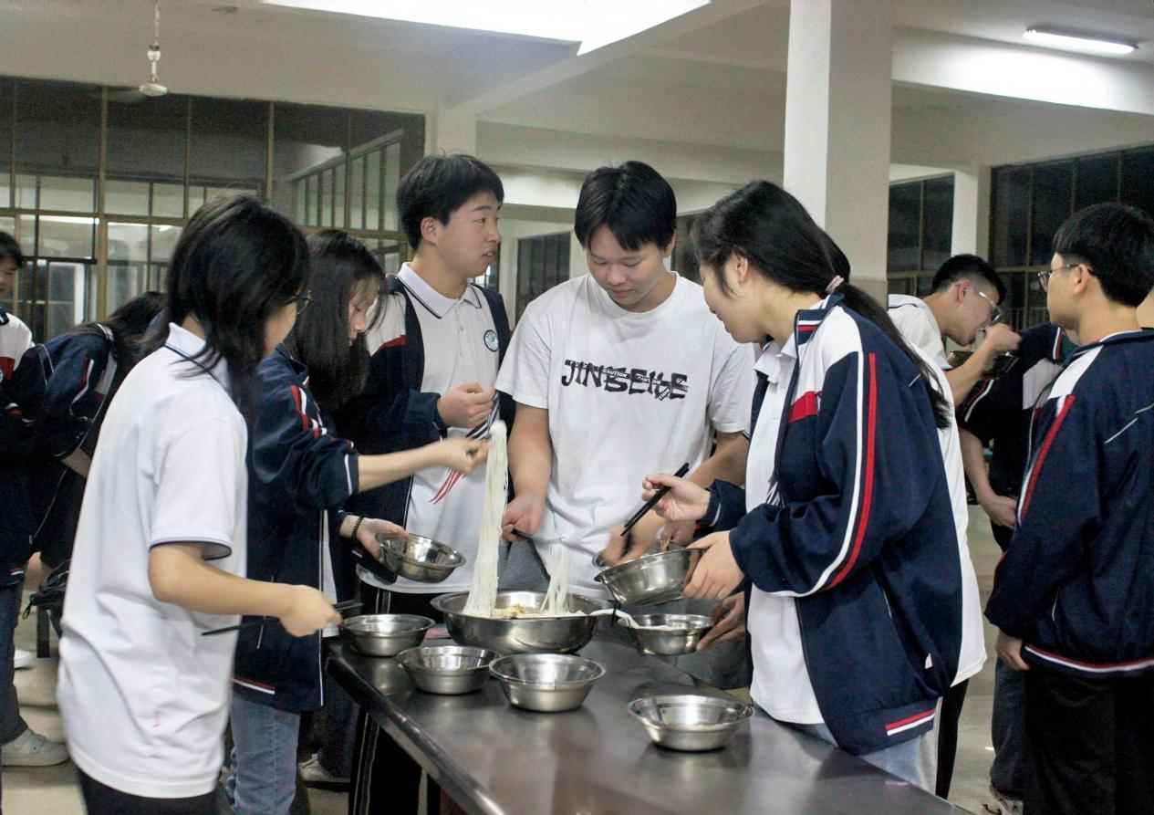 衡阳县江山学校：爱心宵夜助高考  温情激励伴征程