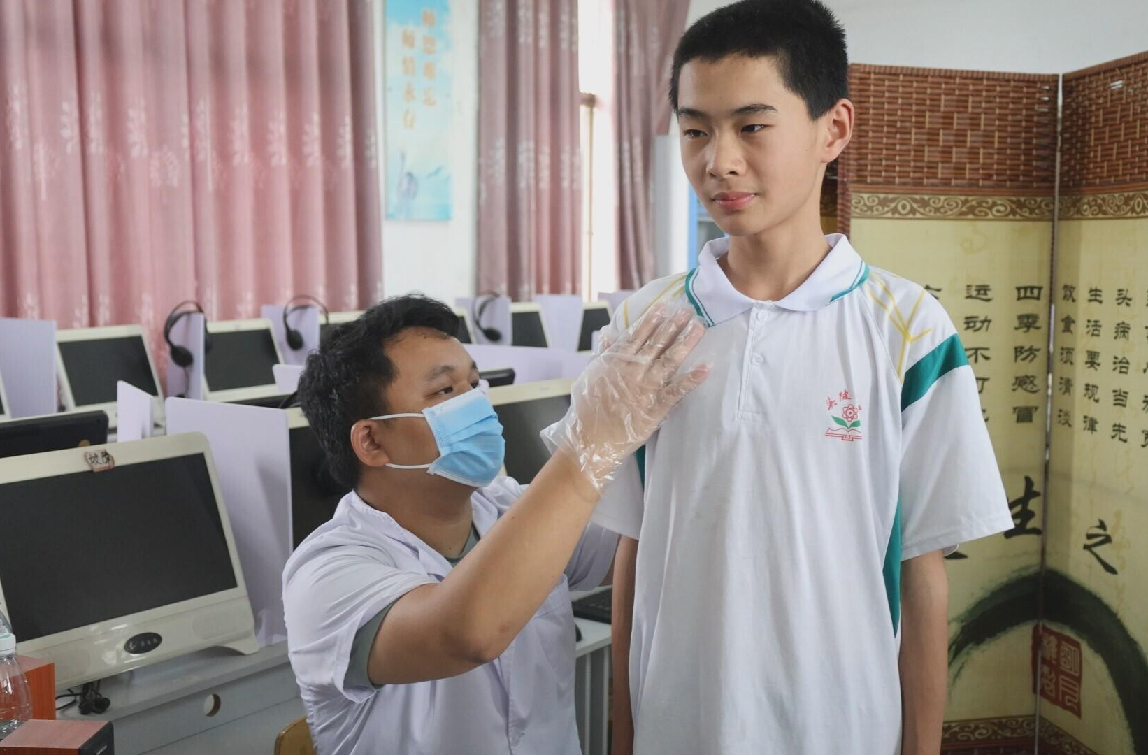 我县开展中小学生脊柱侧弯筛查 助力青少年健康成长