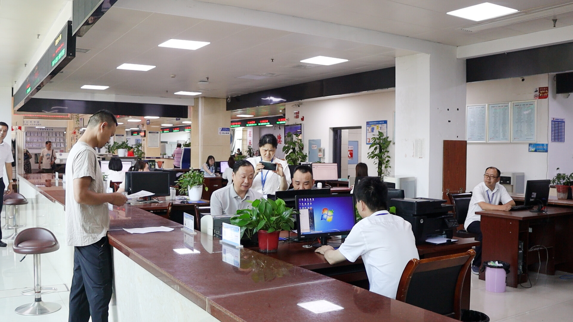 局长办证 服务再提升 | 局长化身“办事员”  精准施策解民忧
