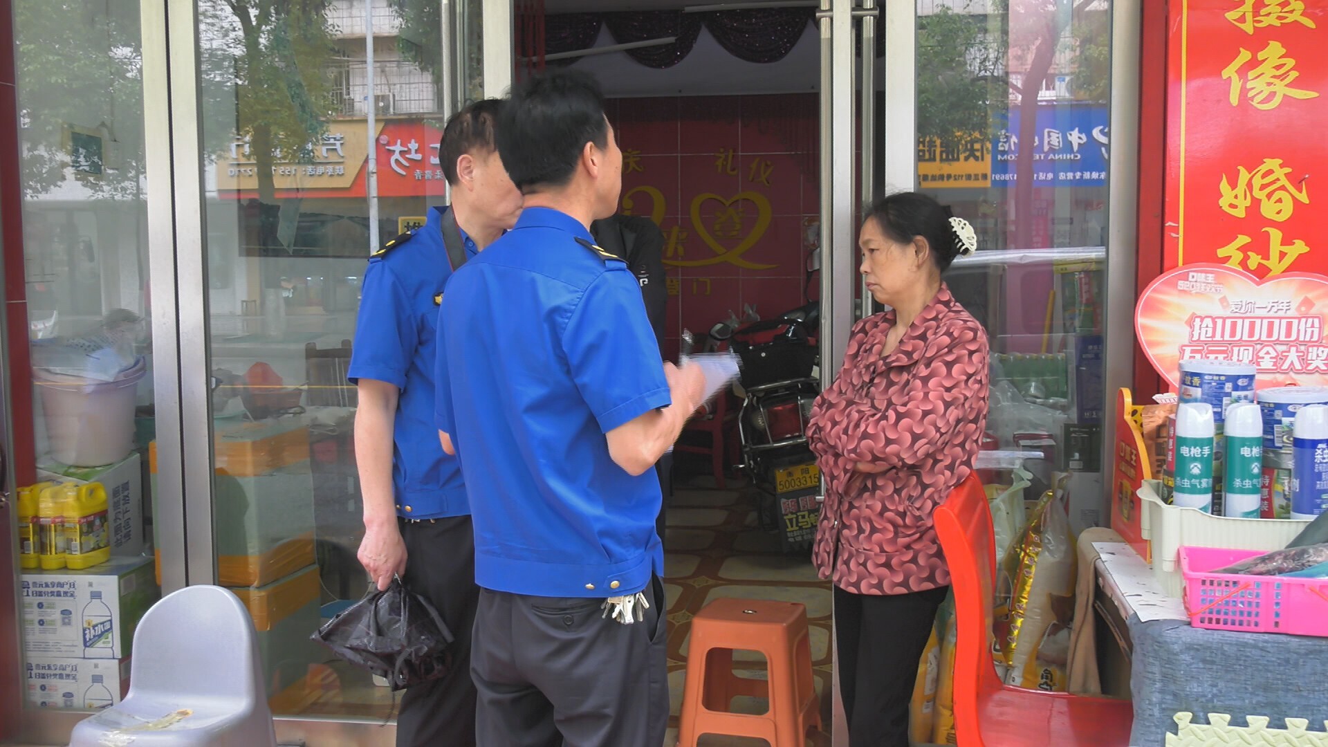 县城管综合执法局：整治占道经营乱象，营造整洁城市环境