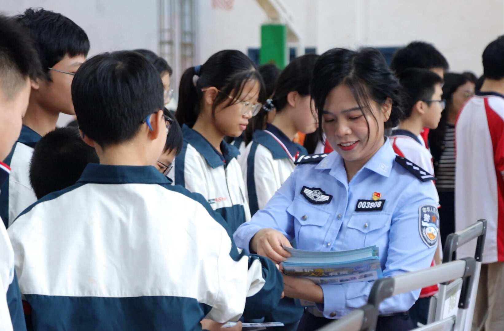 我县启动2025年“知路·爱路·护路”宣传教育月暨县法学会法治文化基层行和反邪教进校园宣传活动