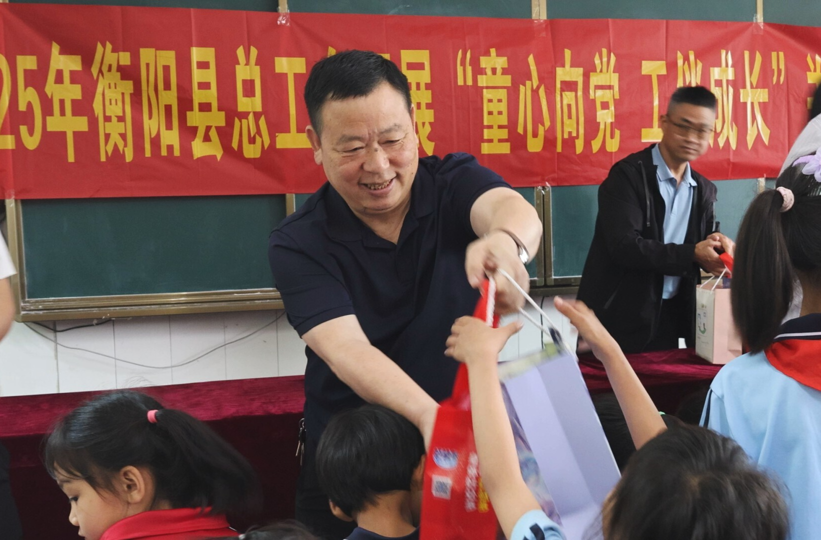 县总工会：“六一”儿童节慰问 关心关爱留守儿童