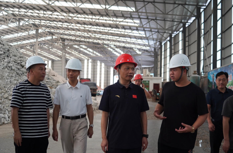 杨峰赴界牌镇督导安全生产及生态环保工作