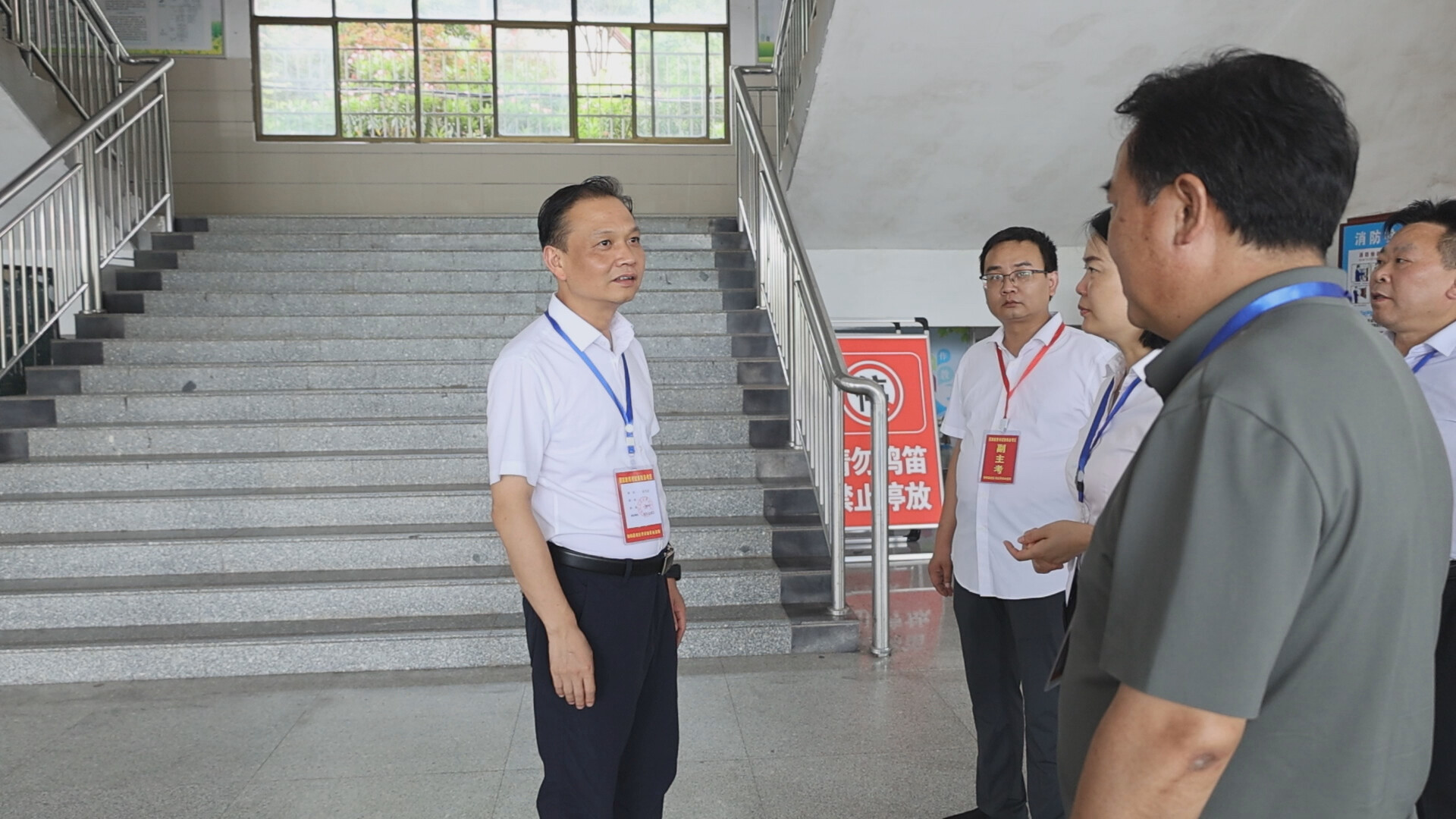 杨峰督导检查高考准备工作