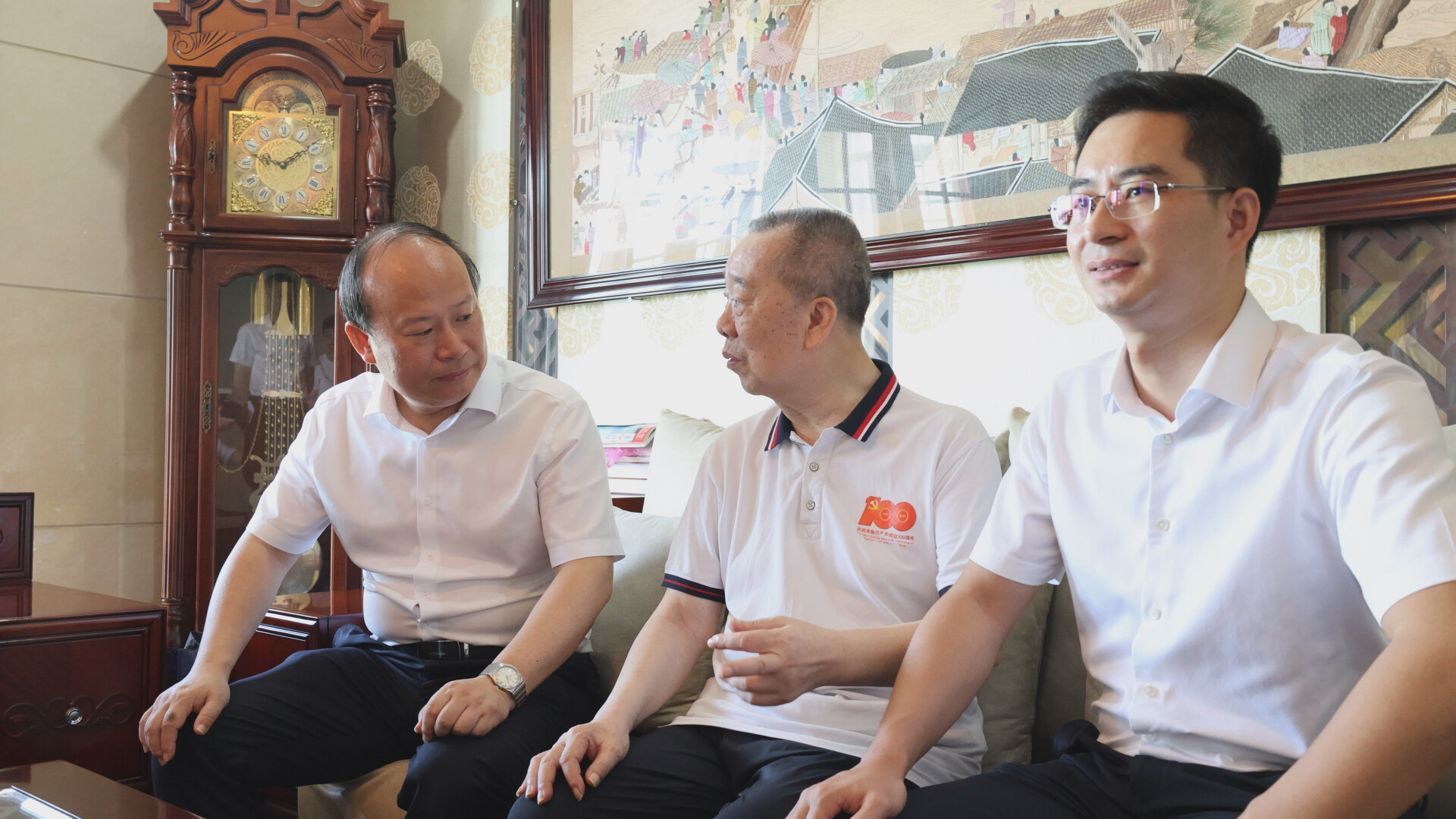 孫浩“七一”前夕走訪慰問老黨員代表