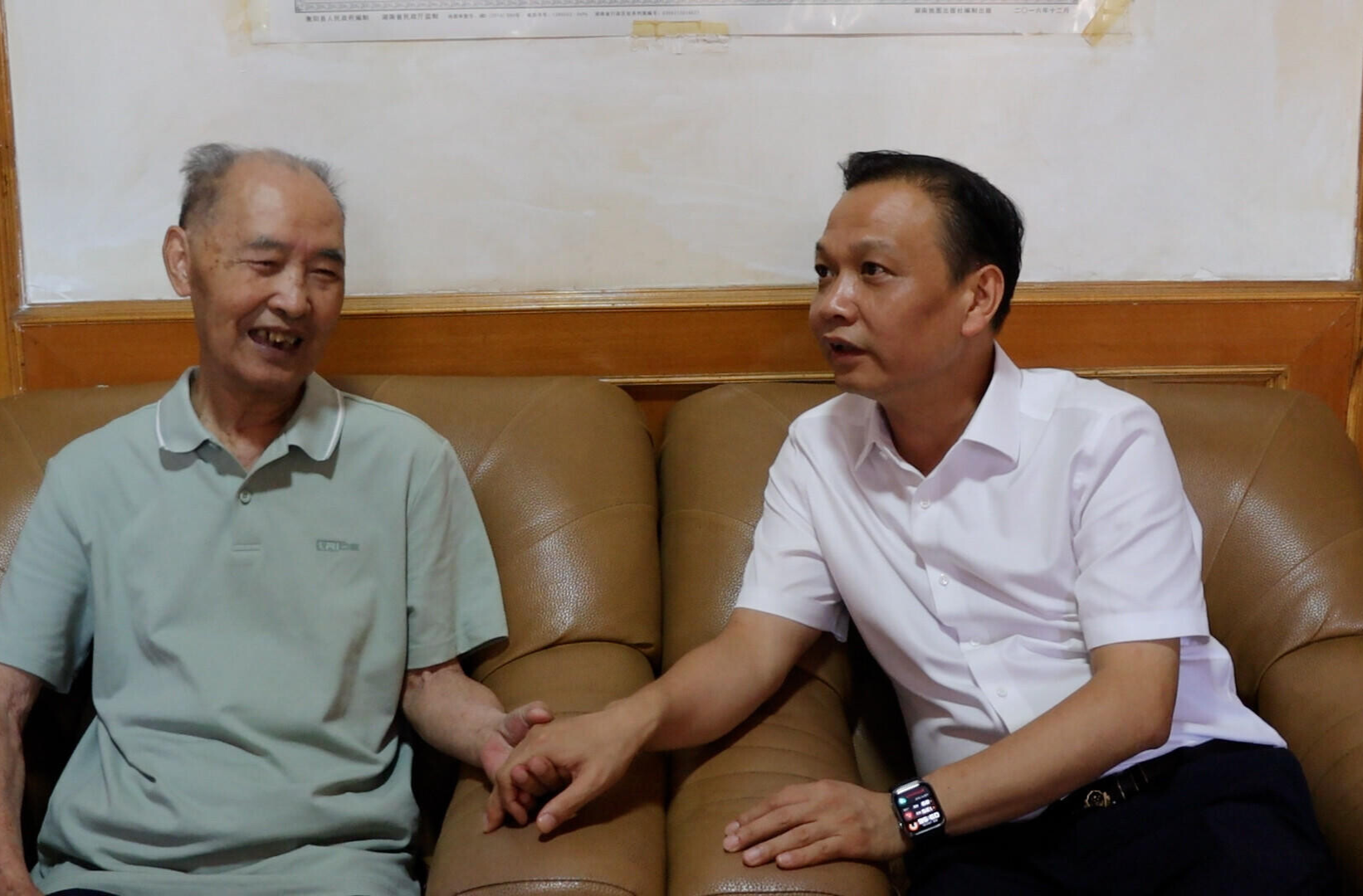 楊峰走訪慰問離退休老黨員
