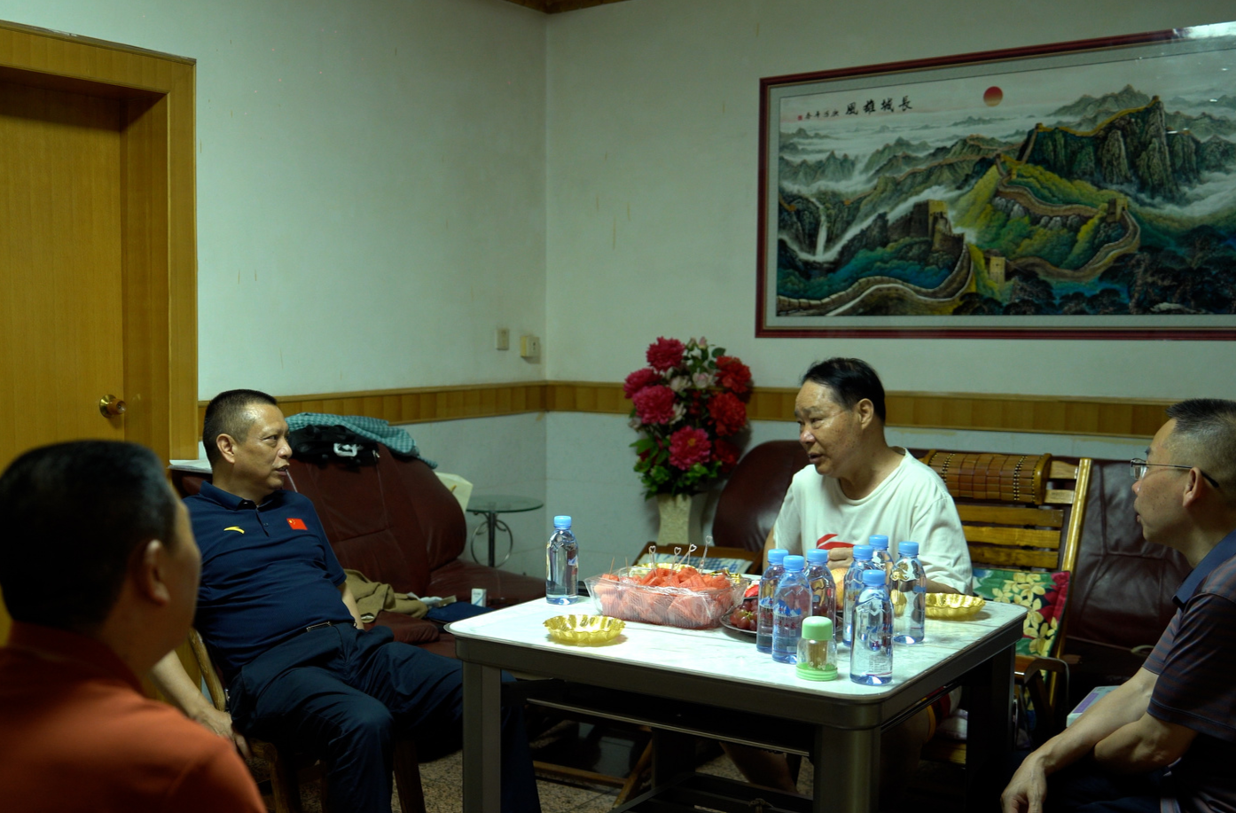 方云耕走訪慰問老黨員代表