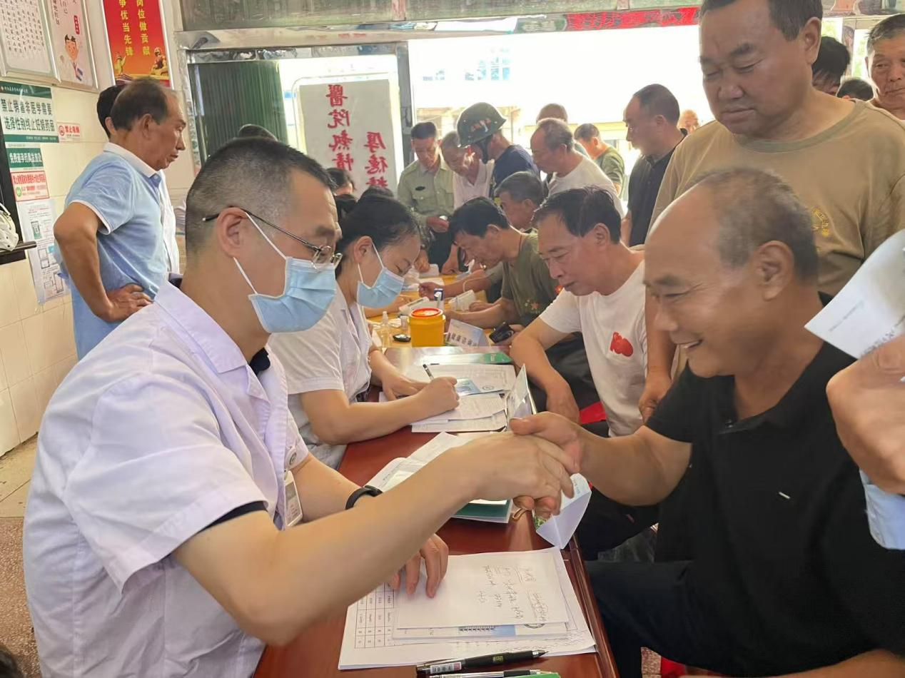 情暖老兵心  送醫(yī)送藥到家門