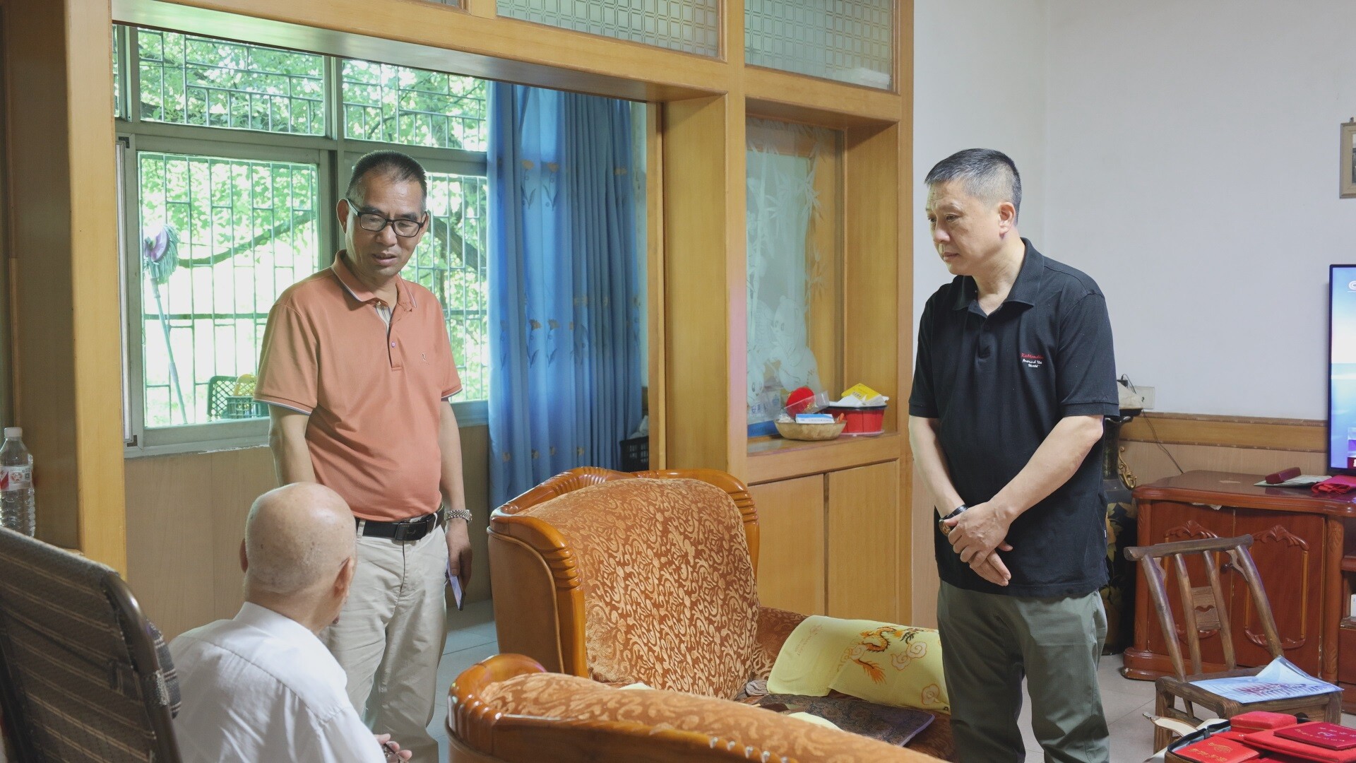 葉強(qiáng)走訪慰問老黨員代表