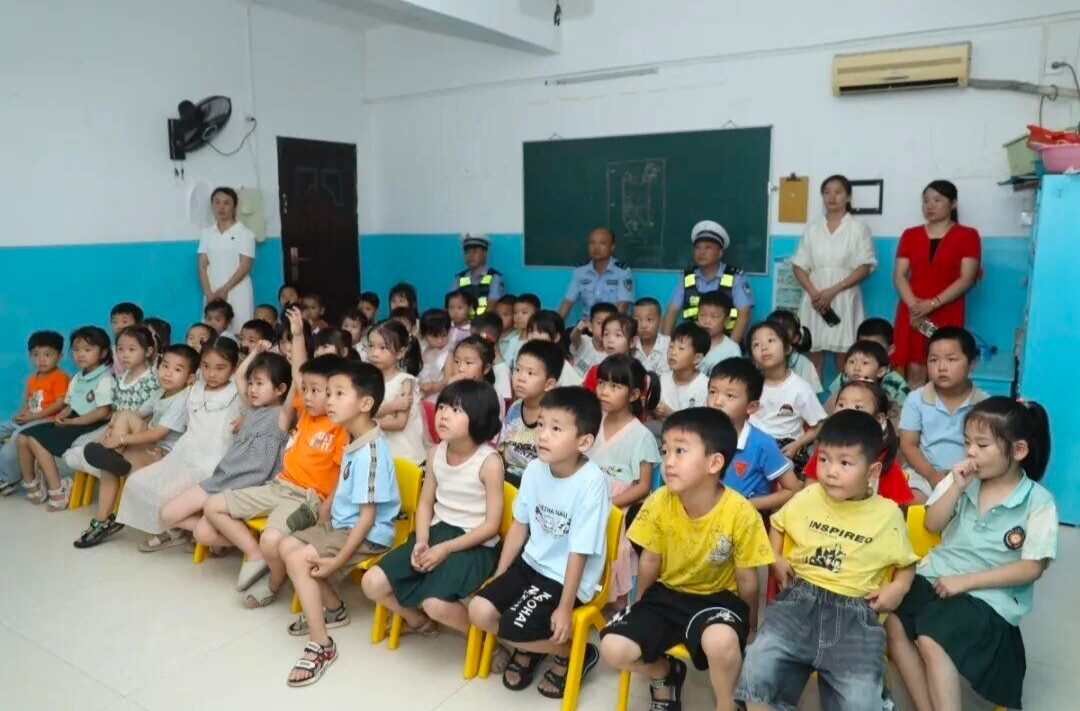 【平安護航2025】衡陽縣公安交警開展“與法同行 護航成長”進校園宣教活動