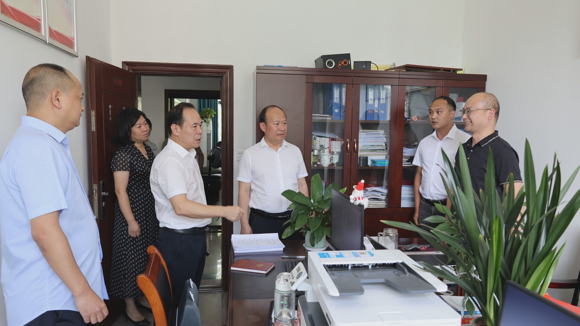 孫浩到縣委社會工作部、縣委政法委調(diào)研：提升社會治理水平 強化法治建設 維護好社會和諧穩(wěn)定