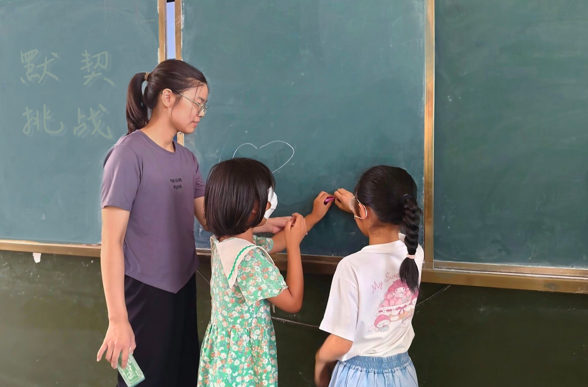 湖南師大學(xué)子為三湖鎮(zhèn)留守兒童開展心理輔導(dǎo)