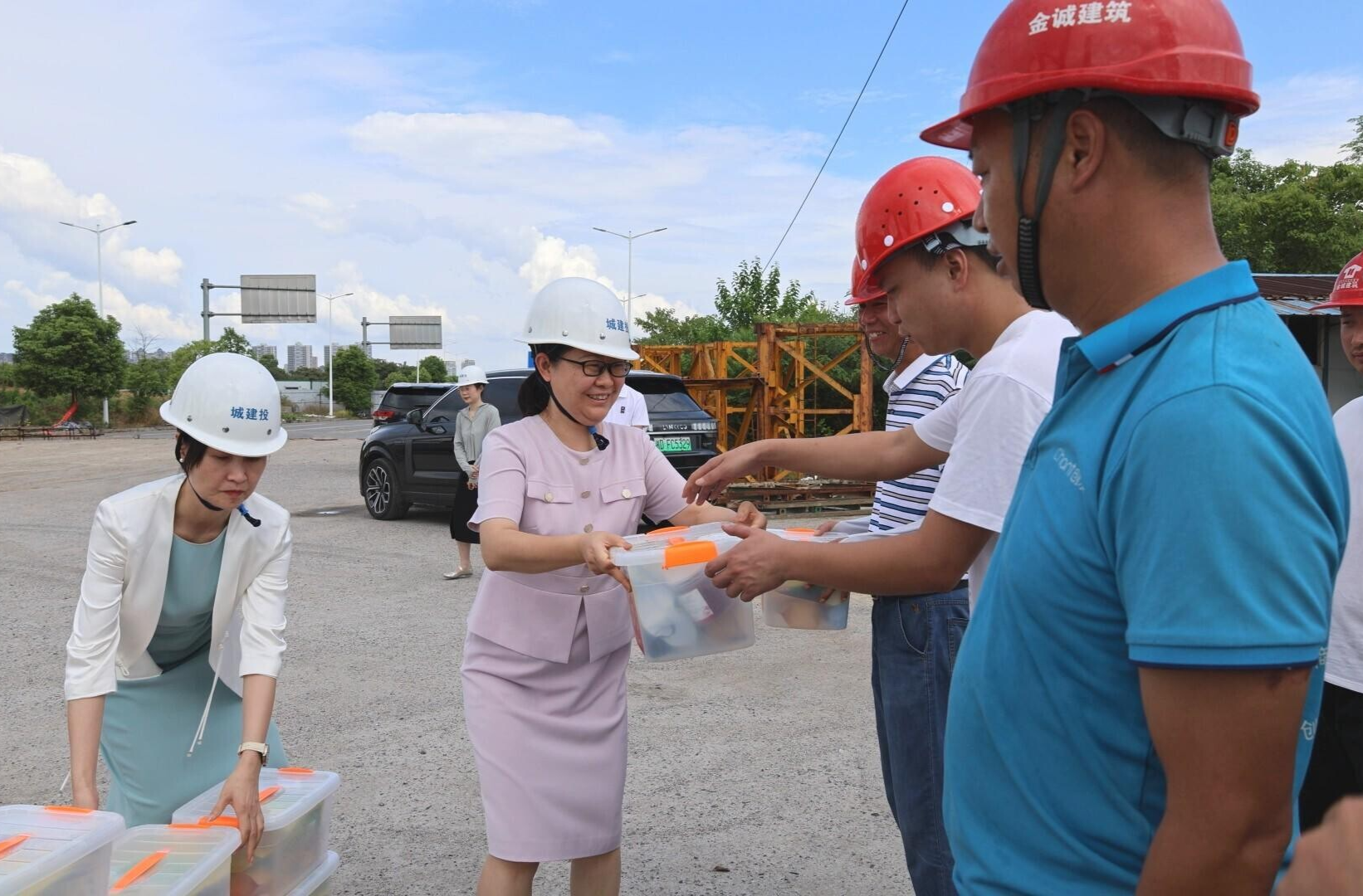 夏送清涼 | 劉洋看望慰問一線建設(shè)工人