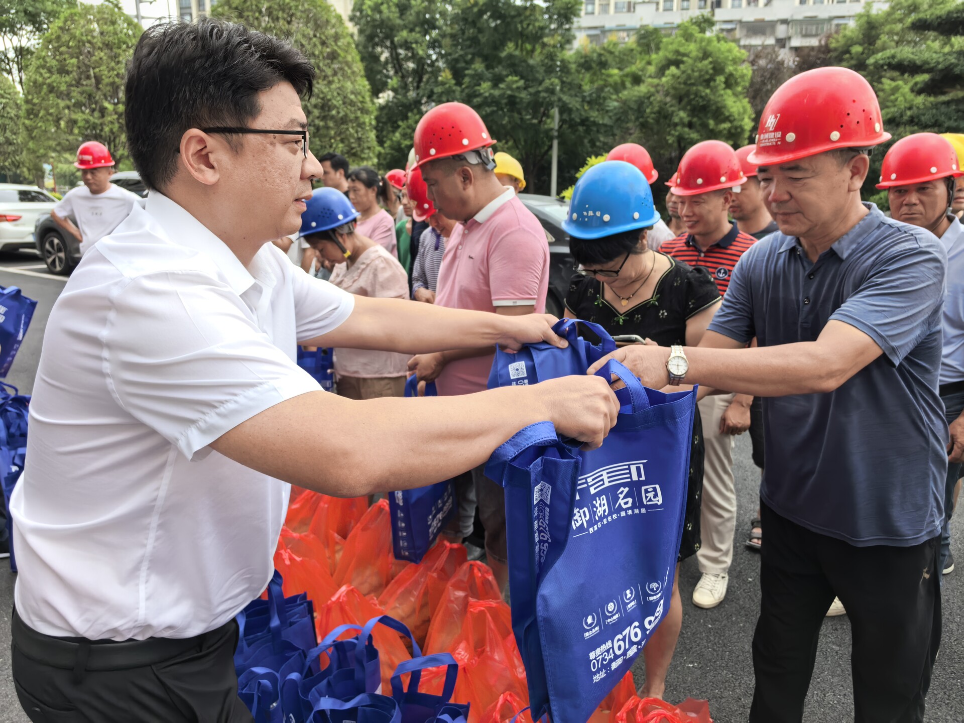 不懼“烤”驗(yàn)  致敬高溫下的堅(jiān)守！丨縣城建投開展“夏日送清涼”慰問(wèn)活動(dòng)