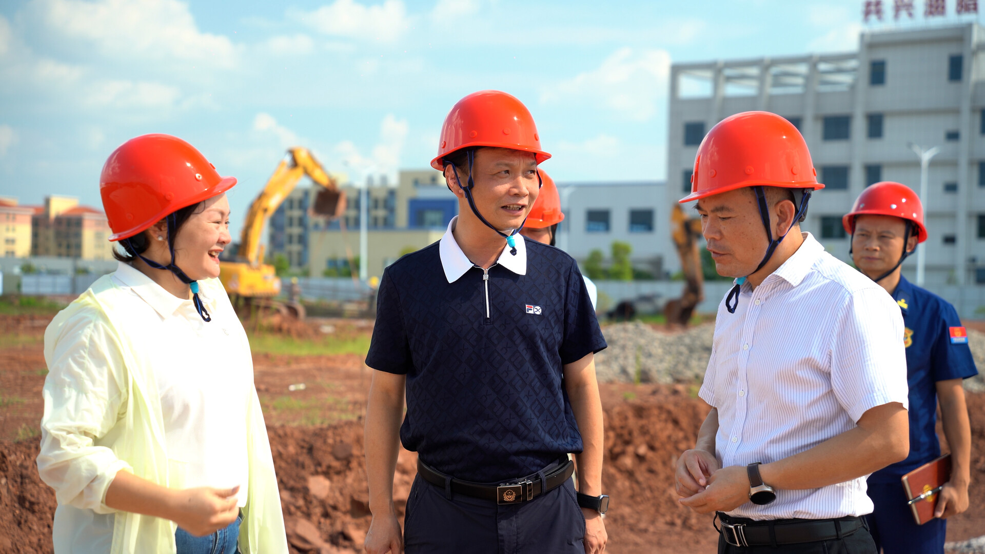 楊峰專題調(diào)研重點(diǎn)項(xiàng)目和企業(yè)  推動項(xiàng)目提速增效 助力企業(yè)原地倍增 為縣域經(jīng)濟(jì)高質(zhì)量發(fā)展蓄勢賦能
