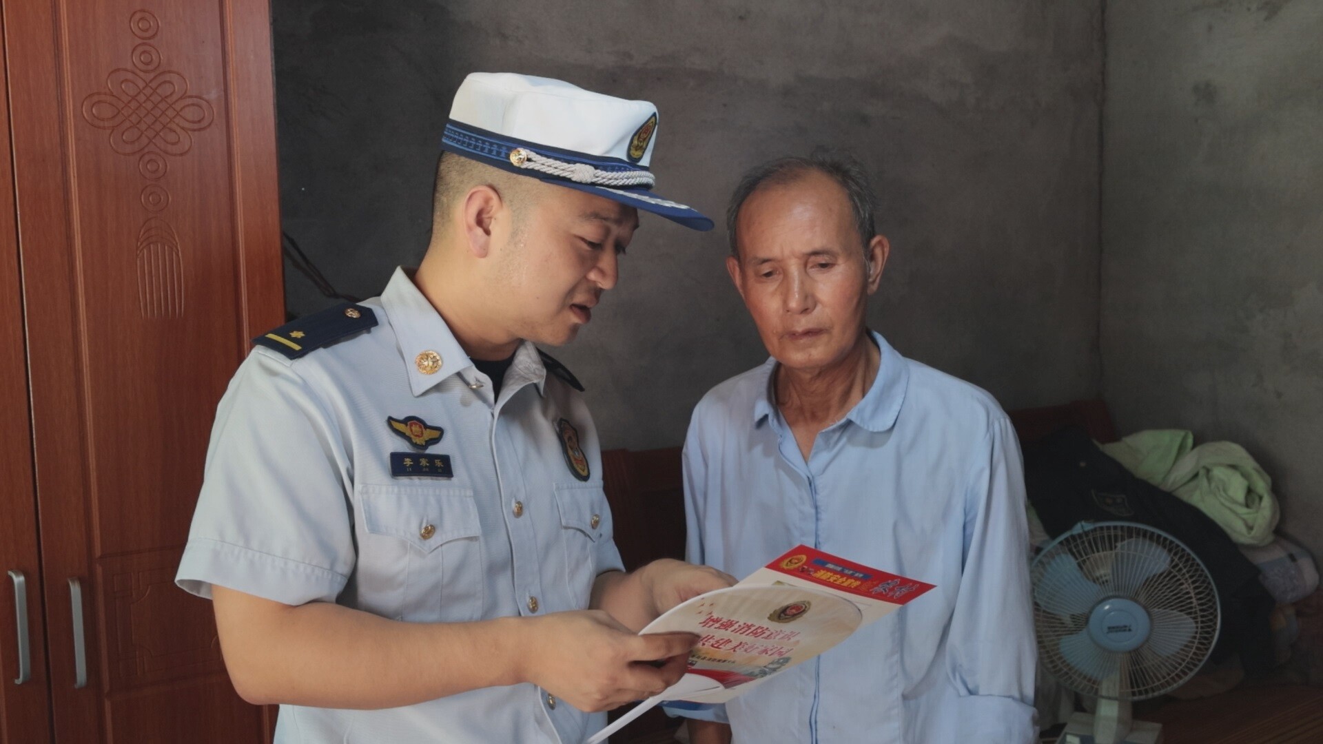 我為群眾辦實(shí)事 | 我縣免費(fèi)為特困人員家庭安裝感煙報(bào)警器 用“小設(shè)備”托起“大安全”