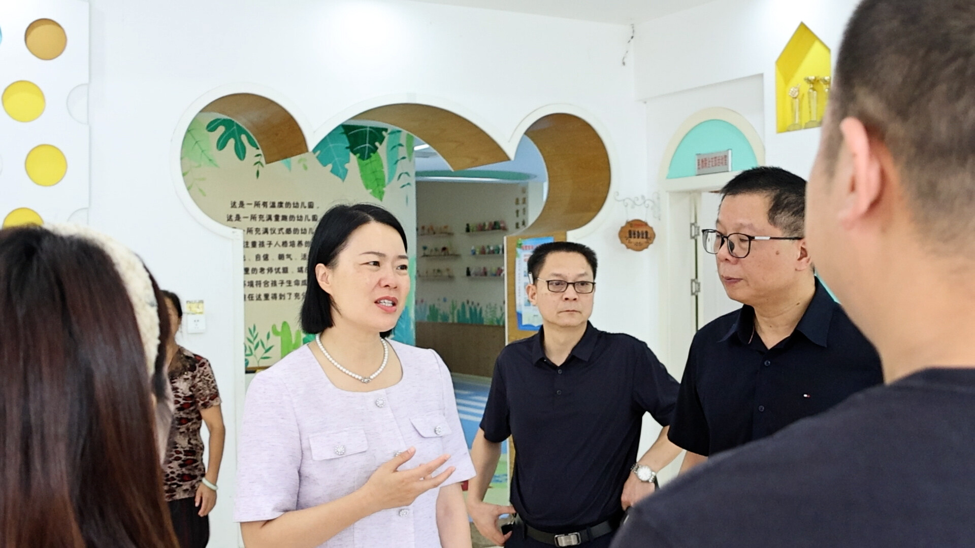 肖珍珠督導(dǎo)校車及校園食品安全工作