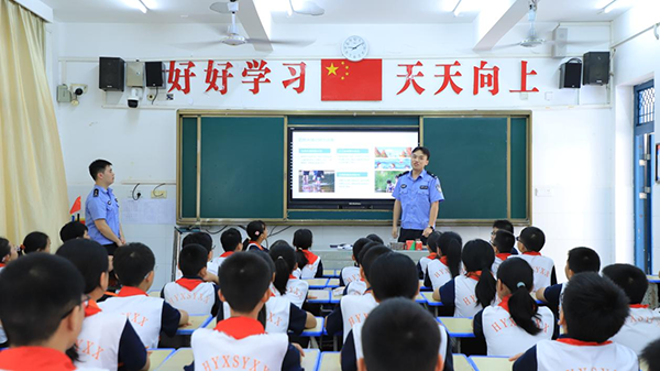 县实验学校：“警”彩一课 护航成长