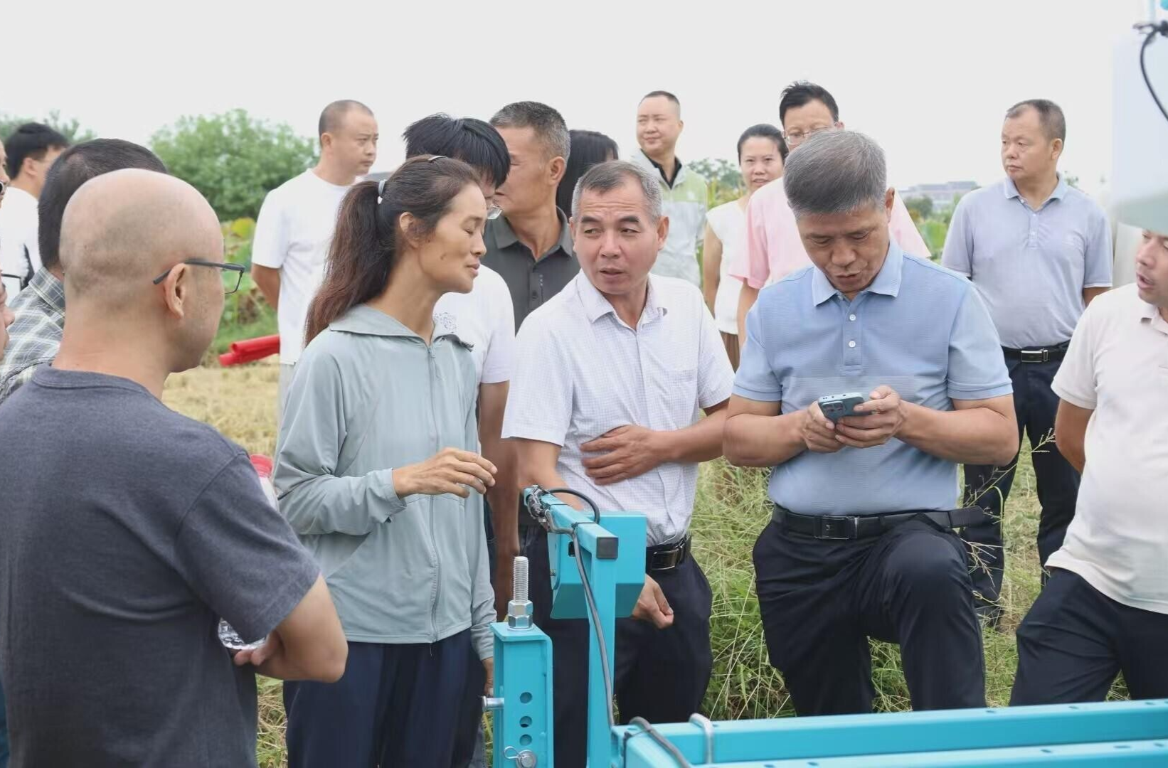 现代化农机“显身手”  秸秆回收利用更高效