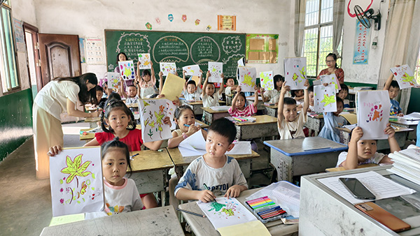 衡阳县三湖镇中心小学：彩笔绘秋景  美育润童心