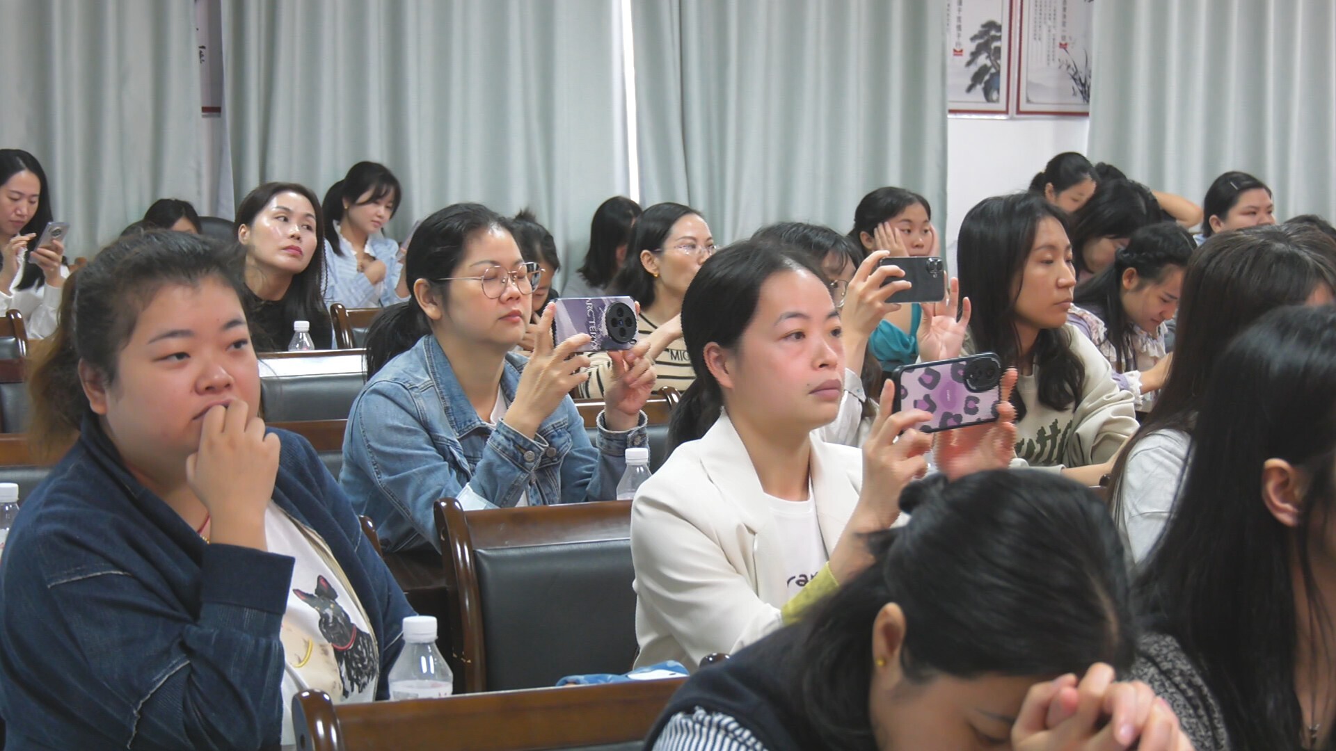奋进新征程 巾帼建新功 | 我县开展女职工素质教育大讲堂 为职工减压赋能