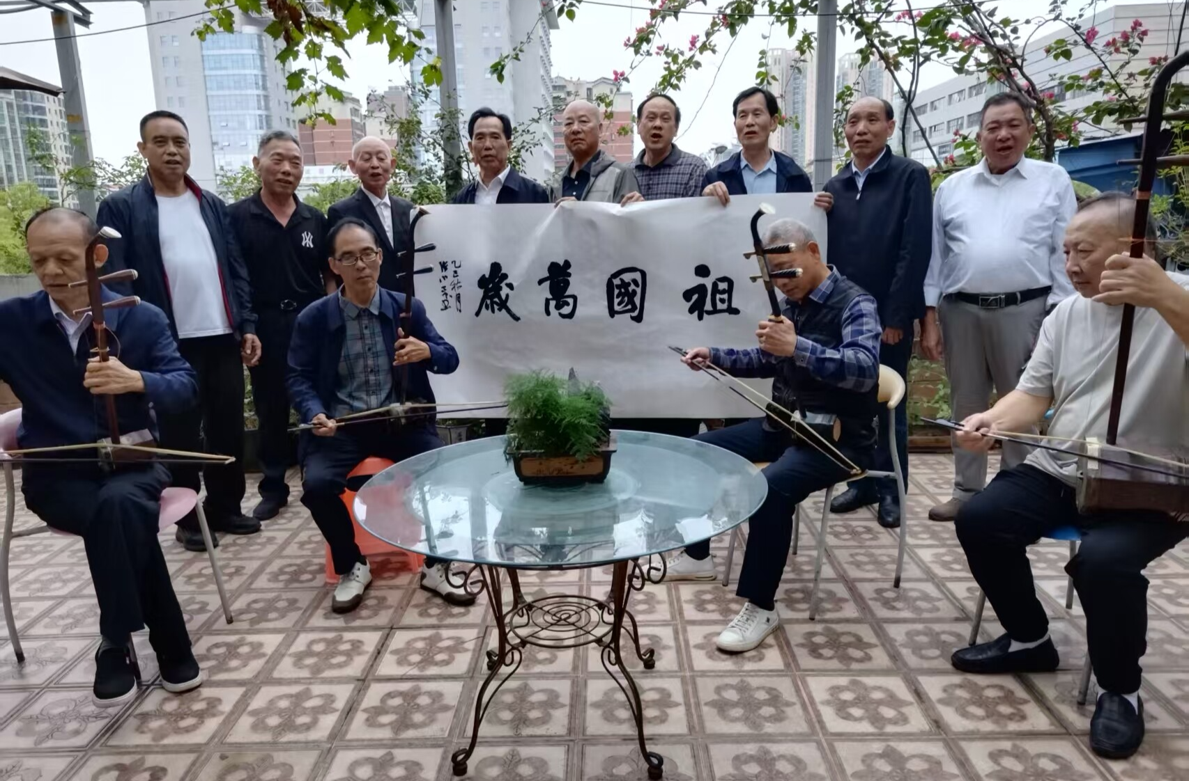 ​“我们老了，但对祖国的祝福永远年轻”