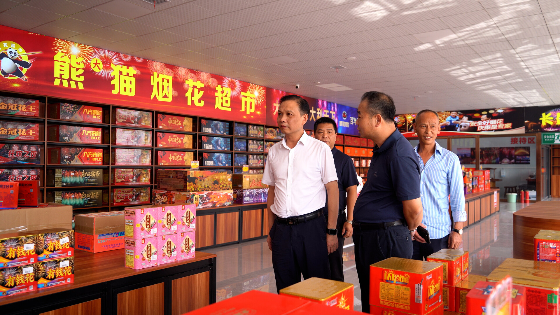 杨峰督导安全生产和森林防灭火工作 压实安全责任 落实安全措施 全力营造平安欢乐祥和的节日氛围