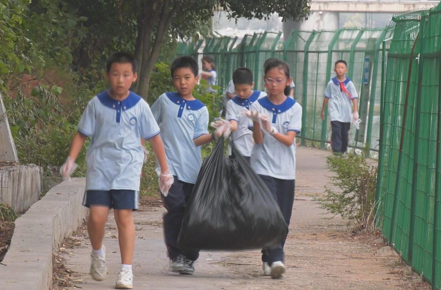 志愿服务迎国庆 共同守护“母亲河”