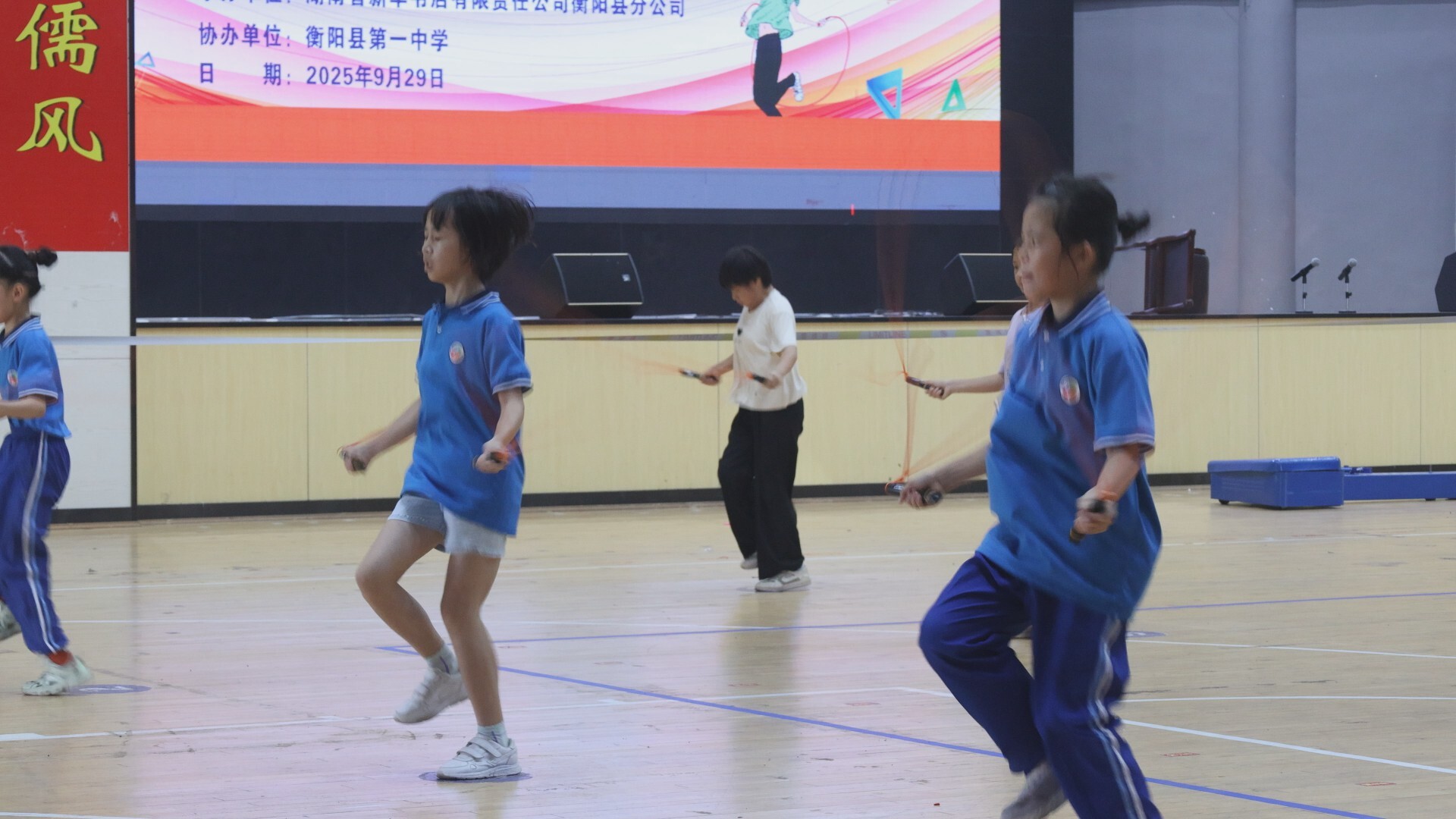 我县举行中小学生跳绳比赛  “绳”彩飞扬强体魄