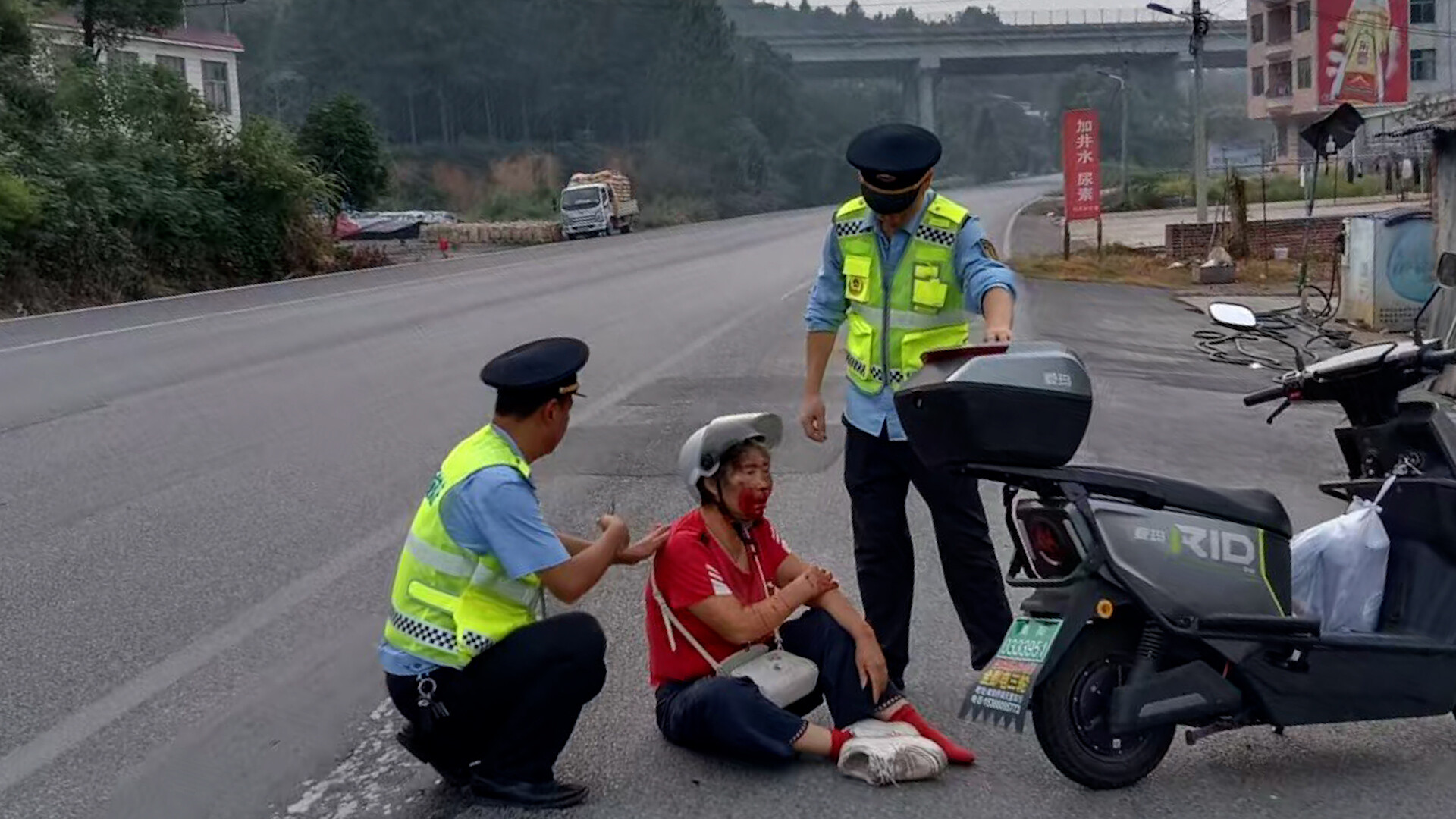 老人骑行摔倒血流不止，治超站队员秒变“守护神”