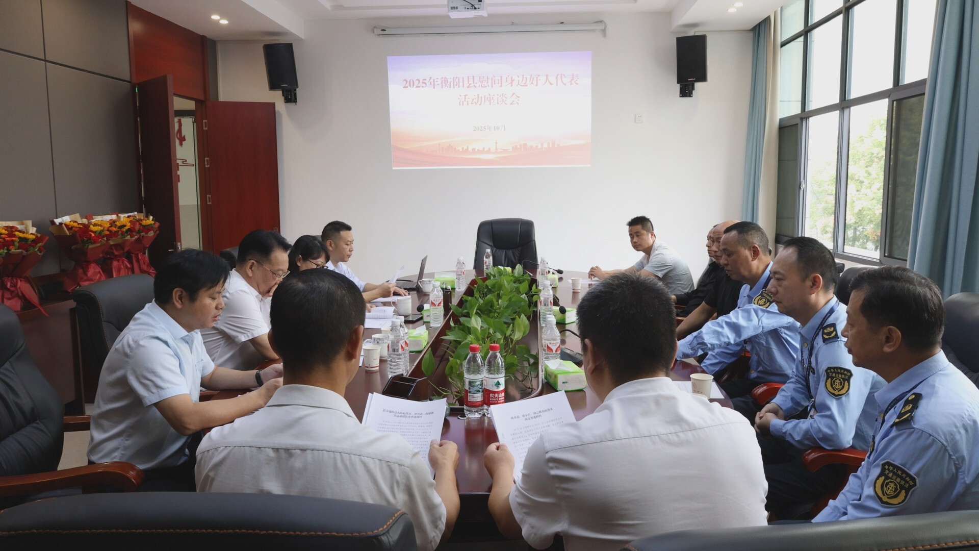 刘洋看望慰问身边好人代表